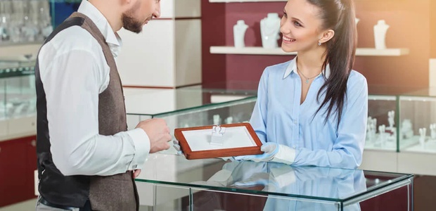 Товаровед ювелирного магазина ...